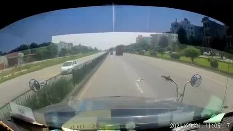 Clip: Thót tim khoảnh khắc xe máy mất lái ngã trước đầu xe container