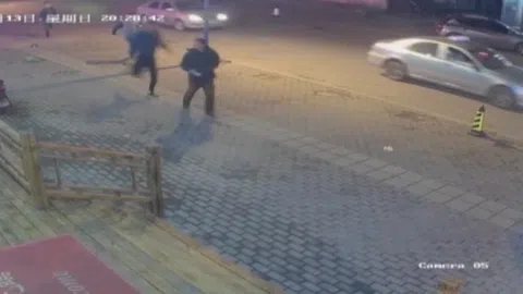 Clip: Người đàn ông tung cú đá song phi hạ gục tên cướp như trong phim
