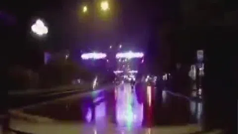 Sốc ô tô húc bay người đi xe máy khi dừng đèn đỏ