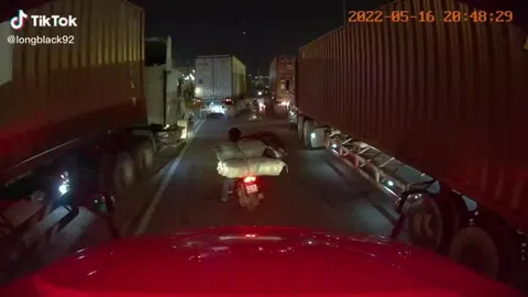 Video: Hành động đẹp của tài xế container khiến dân mạng rần rần "thả tim"