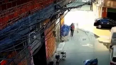 Video: Thót tim khoảnh khắc người phụ nữ bị xe đẩy rơi trúng người khi đang cõng cháu