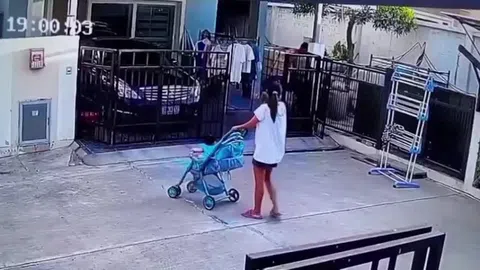 Clip: Mẹ phản xạ nhanh cứu con trong gang tấc