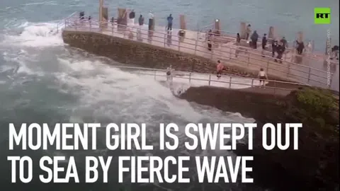 Thót tim khoảnh khắc cô gái trẻ bị cuốn ra biển khi đang chơi đùa cùng bạn