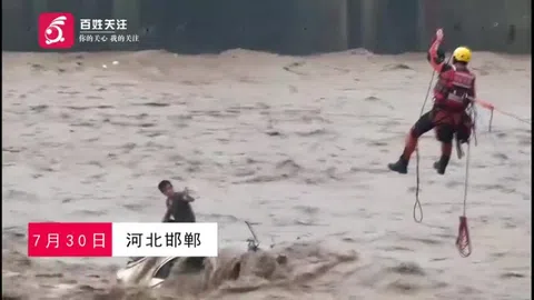 "Nghẹt thở" giải cứu người đàn ông mắc kẹt trên ô tô giữa dòng lũ chảy xiết