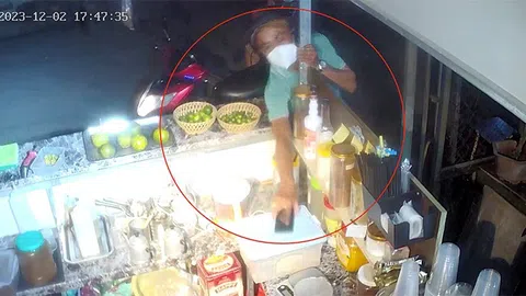 Clip: Hỏi mua nước cam, tài xế "tiện tay" trộm điện thoại, chủ quán không hay biết