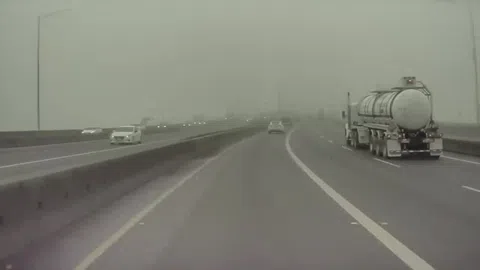 Clip: Người đàn ông thoát chết thần kỳ trước đầu xe trộn bê tông