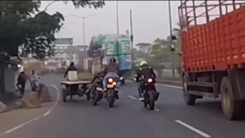 Clip: Đâm vào xe chở tôn, tay lái mô tô khiến 3 người suýt mất mạng