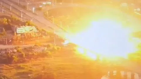 Nga tấn công sân bay chiến lược, tiêm kích Ukraine bốc cháy dữ dội