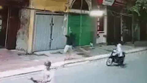 "Thót tim" clip bé gái rơi từ tầng 2 được người đàn ông đi xe đạp hứng đỡ ở Nam Định