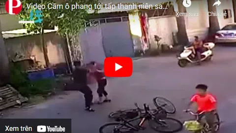 Video: Cầm ô phang tới tấp thanh niên sau va chạm xe đạp, người phụ nữ bị đối phương phản đòn và cái kết