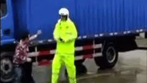 Video: Người đàn ông đứng giữa đường đòi "tỉ thí" với CSGT và cái kết "cười té ghế"