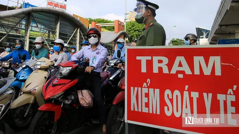Hà Nội: Hàng nghìn phương tiện nối đuôi nhau vào "vùng đỏ"