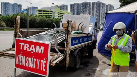 Hà Nội đồng loạt dỡ chốt trực, kiểm tra giấy đi đường ở "vùng xanh"