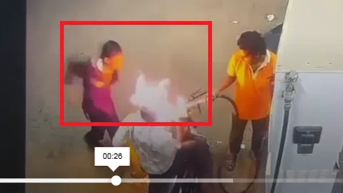 Hút thuốc lá nhưng bị ngăn cấm, người đàn ông liều lĩnh đốt luôn xe máy tại trạm xăng