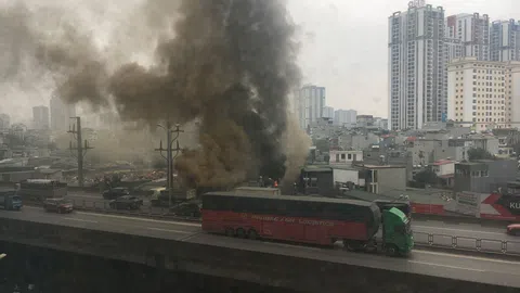 Hà Nội: Cháy lớn nhà dân trên đường Nguyễn Xiển đúng ngày rằm tháng Giêng
