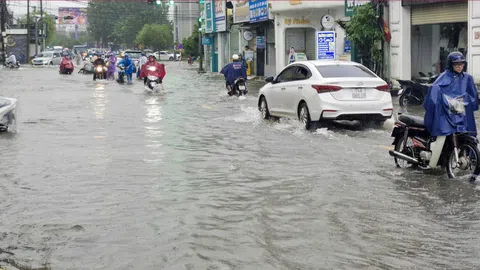 Thừa Thiên – Huế: Cận cảnh nước lũ tràn qua Đập Đá, người dân bì bõm lưu thông sáng đầu tuần