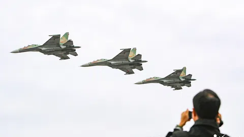 Clip: Tiêm kích Su-30MK2 và trực thăng Mi bay lượn đẹp mê mẩn trên bầu trời Hà Nội