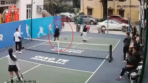 Clip: Bị bóng Pickleball "hôn" vào mặt, cô gái giận dỗi quăng luôn cây vợt xuống đất