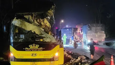 Clip: Hiện trường vụ tai nạn xe khách ở Tuyên Quang khiến 5 người tử vong