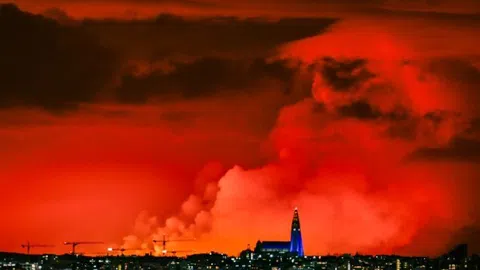 Clip: Khoảnh khắc núi lửa phun trào làm rung chuyển thành phố, dung nham phun cao đỏ rực bầu trời