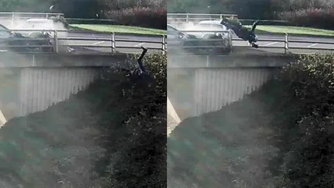 Clip: Kinh hoàng khoảnh khắc người đàn ông đi xe máy bị hất văng khỏi cầu sau va chạm với ô tô 