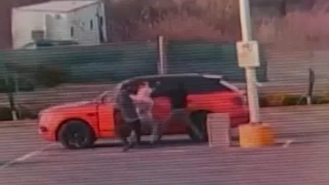 Clip: Kịch tính khoảnh khắc tài xế chống lại 3 tên cướp hung hãn bên ngoài bãi đỗ xe