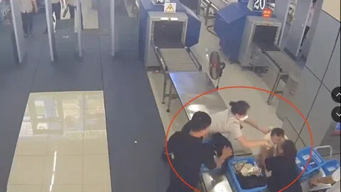 Clip: Thót tim khoảnh khắc nữ nhân viên sân bay Nội Bài lao ra cứu em bé bị ngã 