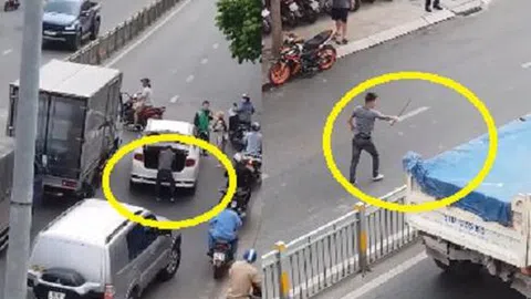 Video: Thanh niên cầm kiếm truy lùng tài xế xe tải sau va chạm giao thông ở TP.HCM