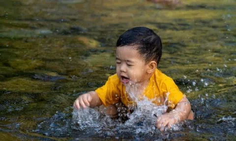 Đi tắm giải nhiệt, bé trai 4 tuổi ho rồi nôn ra máu, đến viện phát hiện điều kinh hoàng