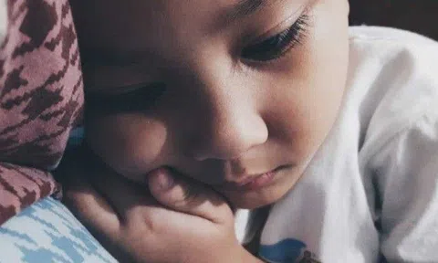 Bé trai 2 tuổi tím tái, ngất lịm khi đi học về, "thủ phạm" bất ngờ đến từ một bữa ăn