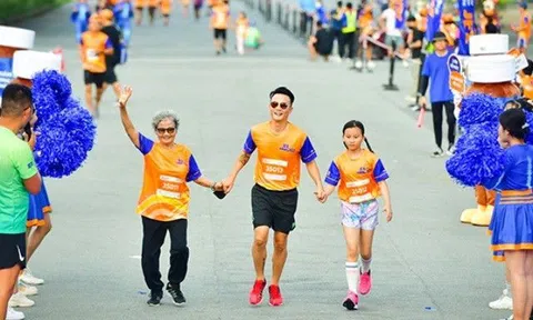 Hoàng Bách và con gái “hớt hải” tìm bà Thục An giữa hàng ngàn runner