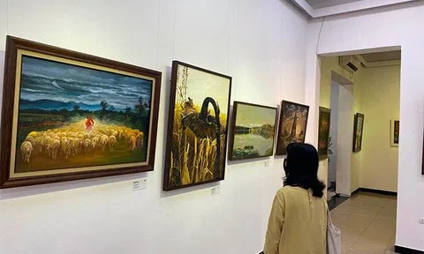 Triển lãm tranh quy mô lớn của 200 người yêu vẽ không chuyên