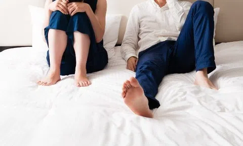 Vợ sắp cưới bật đèn xanh cho làm "chuyện ấy", chàng trai không dám vì nguyên nhân bất ngờ