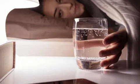 Không chỉ ăn uống, 5 thói quen liên quan tới giấc ngủ này dễ phá gan, bỏ càng sớm càng tốt
