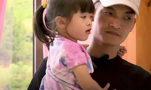 Con gái xinh xắn của Văn Anh - Tú Vi khiến Mạc Văn Khoa, Hứa Vĩ Văn "toát mồ hôi"
