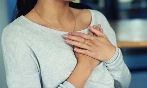 Nữ sinh Đà Nẵng có vòng một khủng, ngồi học phải kê ngực lên bàn, vừa ra trường liền làm ngay một việc