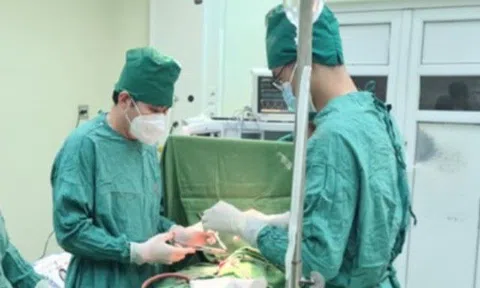 Bé trai Quảng Ninh bị mảnh vỡ bồn rửa mặt đâm xuyên bụng, BS cảnh báo bố mẹ chú ý việc này