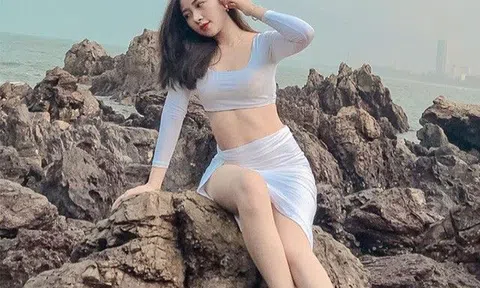 Mỹ nhân xứ Nghệ làm vợ cầu thủ tung ảnh diện bikini, đường cong uốn lượn "đốt mắt" dân tình