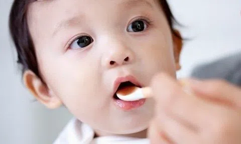 Hai bé là anh em ruột ở Hà Nội phải vào viện vì được uống thỏa thích vitamin giúp chắc xương