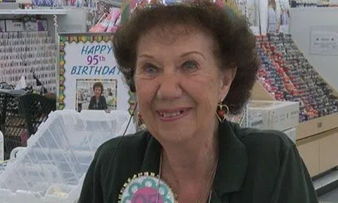 Cụ bà 100 tuổi vẫn đi làm hằng ngày, trẻ hơn tuổi thật 20 năm, sống thọ không do ăn uống