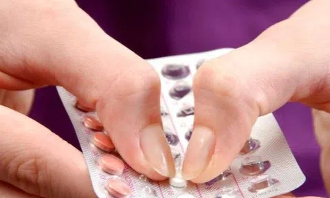 Uống thuốc tránh thai để lùi ngày "đèn đỏ" có hiệu quả không? BS hướng dẫn cách dùng đúng