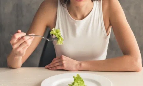 Cơ nhão, nhanh già nếu dùng cách này giảm béo, đây là 6 dấu hiệu bạn cần ăn nhiều hơn