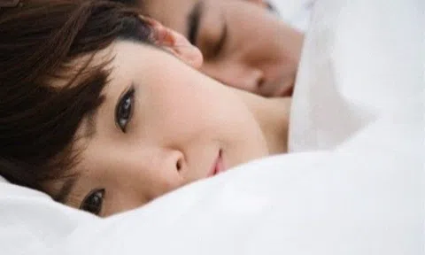 Nữ nhân viên ngân hàng lấy chồng một năm vẫn sợ quan hệ, lỗi bất ngờ từ chính bố mẹ đẻ