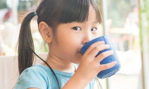 Trẻ uống nhiều nước thông minh nhưng 6 loại nước này cực "độc" với trẻ, có loại bố mẹ tưởng tốt