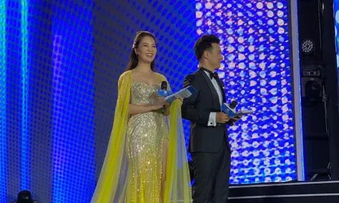 Truy lùng danh tính MC "cầm trịch" chung kết Miss World Vietnam 2022, ảnh chụp lén cũng không thể dìm được nhan sắc này!