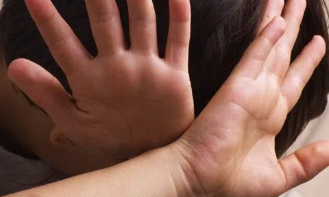 Tin mới nhất về sức khỏe bé trai 3 tuổi bị bạo hành, nhốt vào tủ cấp đông ở Hà Nam