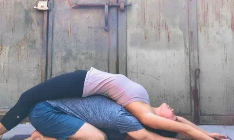 Vì sao luyện yoga giúp cả nam lẫn nữ tăng ham muốn? 3 thế yoga cải thiện chuyện yêu
