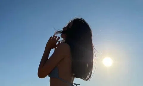 "Cô bé trà sữa" vén tay áo khoe chuột cuồn cuộn, body bốc lửa trái ngược gương mặt baby