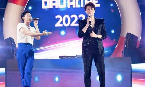 Vũ Mạnh Cường bối rối vì được Isaac khen đẹp trai trước 10.000 khán giả