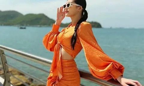 Cô giáo hot nhất showbiz khoe eo với váy lụa khi đi biển với hôn phu